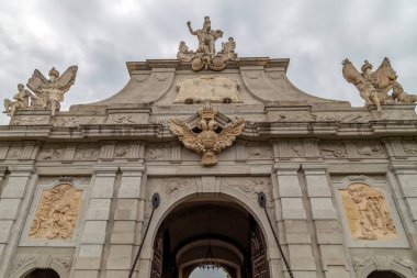 Alba Iulia, Romanya - 29 Nisan 2017: Görünüm için Alba Iulia (Carolina), Transilvanya, Romanya, Ortaçağ Kalesi girişinde asıl kapısında.