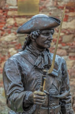 Alba Iulia, Romanya - 29 Nisan 2017: Bronz heykel kale Alba Iulia şehrinde eski asker ile.