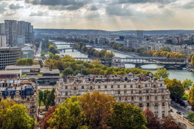 Paris, Fransa 'da Seine Nehri ile Eyfel Kulesi, Panorama ve havadan görünüm.