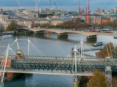 Londra göz kapsülü, şafak saatinde, şehrin bir bölümünde görünüm.