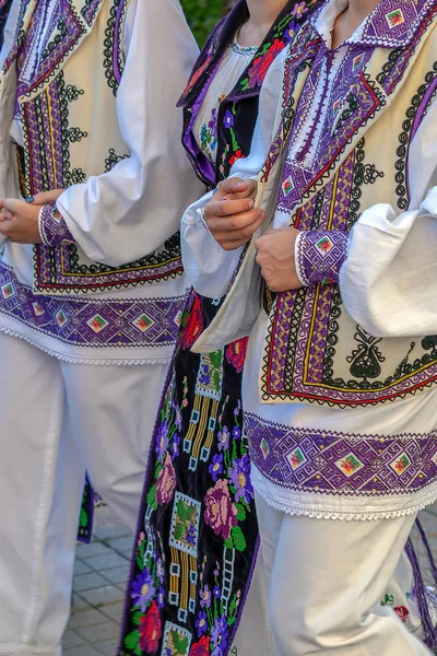 マルチカラーの刺繍で 女性と男性のためのルーマニアの民族衣装の詳細 バナトエリアのための特定 — ストック写真