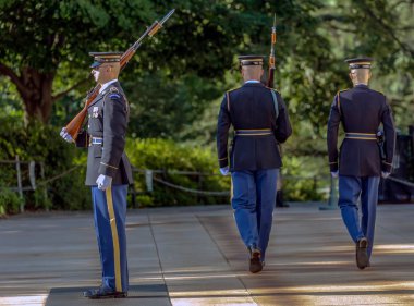 Arlington, Washington, Amerika Birleşik Devletleri - 6 Eylül 2018: Muhafızlar'ın Arlington Ulusal Mezarlığı'meçhul asker Türbesi, değiştirme.