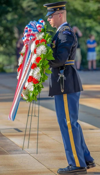 Arlington, Washington, Amerika Birleşik Devletleri - 6 Eylül 2018: Muhafızlar'ın Arlington Ulusal Mezarlığı'meçhul asker Türbesi, değiştirme.