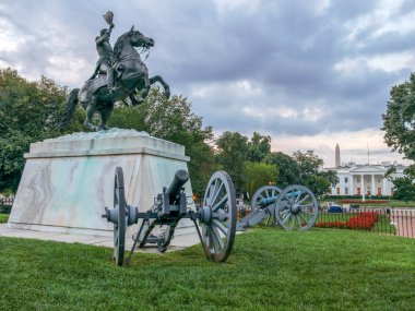 Andrew Jackson heykelinin Canons Başkan'ın Park, Lafayette Square, arka plan üzerinde Beyaz Saray ile. Clark Mills heykeltıraş. Washington Dc, ABD.