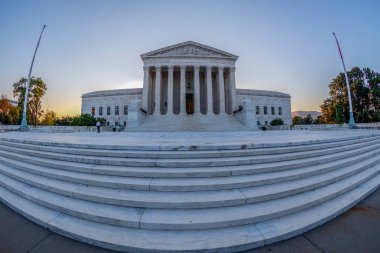 Washington Dc, Amerika Birleşik Devletleri - 4 Eylül 2018: Sabah erken ışık Amerika Birleşik Devletleri Yüksek Mahkemesi binasında büyük açılı görünüş.