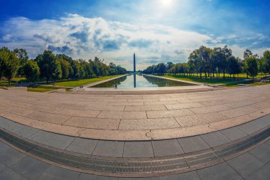Washington Anıtı Lincoln Memorial üzerinden erken sabah ışık, bir geniş açı bakış. Washington Dc, ABD.