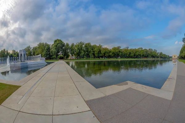 大角度视图与反射水池在世界大战二纪念和林肯纪念品之间 华盛顿特区 — 图库照片