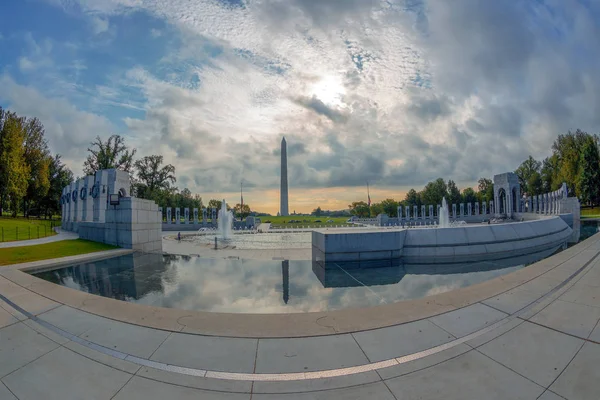 大视角的世界大战二纪念馆与华盛顿纪念碑背景从林肯纪念馆 在清晨的光 华盛顿特区 — 图库照片