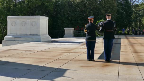 アーリントン ワシントン州 アメリカ合衆国 2018 アーリントン国立墓地の無名戦士の墓でガードの変更 — ストック動画