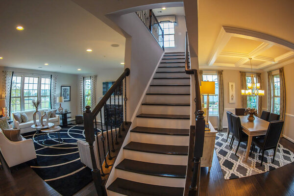 Мериленд, США - 10 сентября 2018 года: Интерьер американских домов в Мэриленде. Приемная и комната отдыха с внутренней лестницей между ними
.