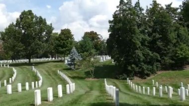 Arlington, Virginia, Amerika Birleşik Devletleri - 31 Ağustos 2018: Görünüm, Arlington Ulusal Mezarlığı mezar taşları satır içeren. Onur gazi, Virginia, ABD büyük bir mezarlıkta.