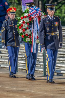 Arlington, Washington, Amerika Birleşik Devletleri - 6 Eylül 2018: bekçi, meçhul asker Arlington Ulusal Mezarlığı'nın mezarı olarak değiştirilmesi. Sabah güneşi.