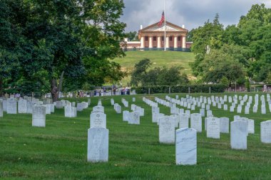 Arlington, Amerika Birleşik Devletleri - 31 Ağustos 2018: Arlington Ulusal Mezarlığı kimin'ülkenin çakışmaları ölü gömülü, iç savaş ile başlangıç yanı sıra tarafından gömülen ölü önceki savaşları gelen olmuştur.