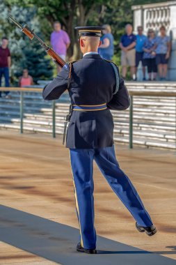 Arlington, Washington, Amerika Birleşik Devletleri - 6 Eylül 2018: bekçi, meçhul asker Arlington Ulusal Mezarlığı'nın mezarı olarak değiştirilmesi. Sabah güneşi.