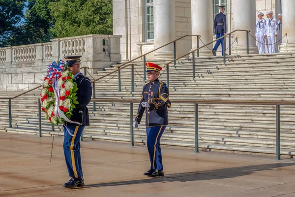 アーリントン ワシントン州 アメリカ合衆国 2018 アーリントン国立墓地の無名戦士の墓でガードの変更 朝の光 — ストック写真