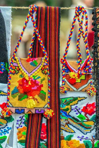 背景与传统的袋子 腰带和材料刺绣 装饰有特定图案的 Bistrita Nasaud 罗马尼亚和公开出售 — 图库照片