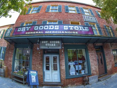 Harpers Ferry, Batı Virginia, ABD-Eylül 3, 2018: Bir tarihi kent Jefferson County, Potomac ve Shenandoah nehirler izdiham. John Brown'ın RAID 1859.Historic binalarda bilinen.