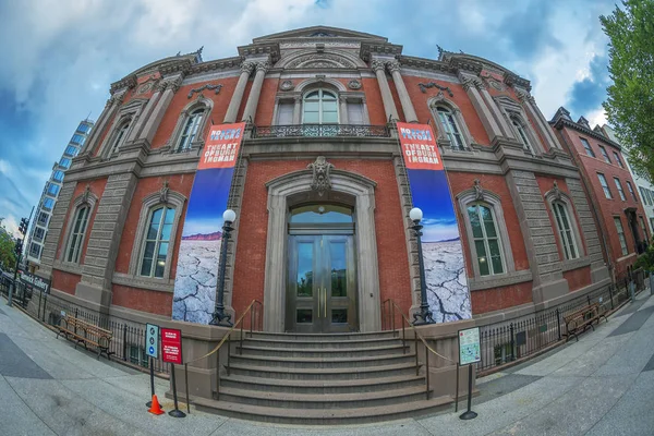 レンウィック ギャラリー建物ホワイトハウスとアイゼンハワーの執行に近いペンシルバニア アベニューに位置するスミソニアン アメリカン アート美術館のワシントン アメリカ合衆国 2018 大規模な角度のビュー — ストック写真