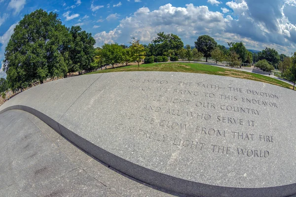 美国华盛顿阿灵顿 2018年8月31日 在阿灵顿国家公墓樱肯尼迪总统墓前的大会上镌刻铭文 — 图库照片