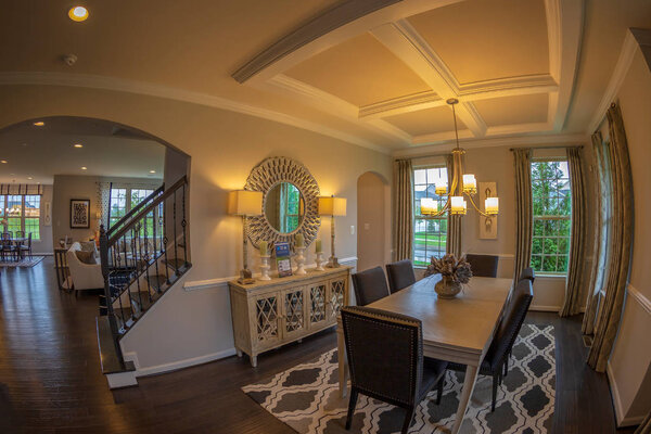 Мериленд, США - 10 сентября 2018 года: Интерьер американских домов в Мэриленде. Приемная и комната отдыха с внутренней лестницей между ними
.