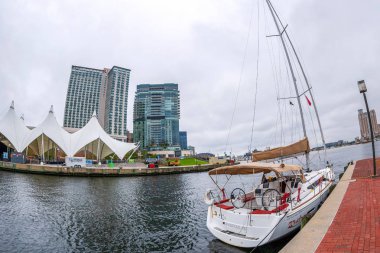 Baltimore, Amerika Birleşik Devletleri - 8 Eylül 2018: Waterfront Promenade, Inner Harbor Potapsco Nehri manzaralı geniş açı.