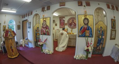 Potomac, Maryland, Amerika Birleşik Devletleri - 9 Eylül 2018: sunak, Romanya Ortodoks Kilisesi içinde dua rahip.