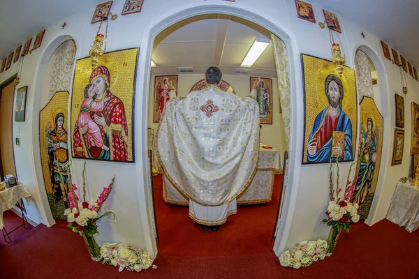 ポトマック メリーランド州 アメリカ合衆国 2018 司祭ルーマニア正教会の祭壇で祈る — ストック写真