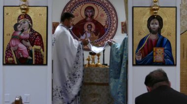 Potomac, Maryland, Amerika Birleşik Devletleri - 9 Eylül 2018: rahipler sunak, Romanya Ortodoks Kilisesi içinde dua.
