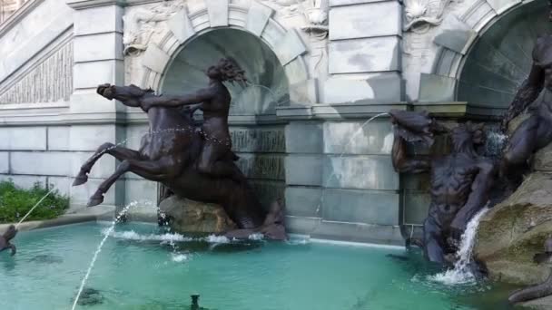 海王星法院 在国会图书馆托马斯杰斐逊大厦前的喷泉 由雕塑家罗兰 — 图库视频影像