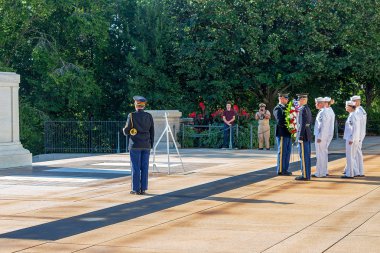 Arlington, Washington, Amerika Birleşik Devletleri - 6 Eylül 2018: Muhafızlar'ın Arlington Ulusal Mezarlığı'meçhul asker Türbesi, değiştirme.