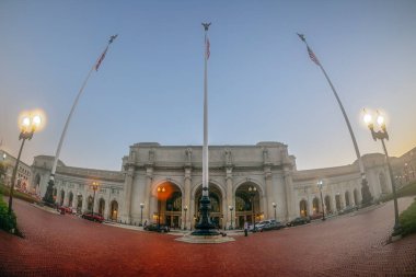 Washington Dc, Amerika Birleşik Devletleri - 4 Eylül 2018: Bayraklı önünde sabah erken zamanında Washington DC'deki Union İstasyonu. 1907 yılında açılan tarihi İstasyonu.