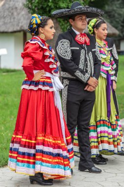 Timisoara, Romanya - 8 Temmuz 2018: Meksika dansçılar geleneksel kostüm 