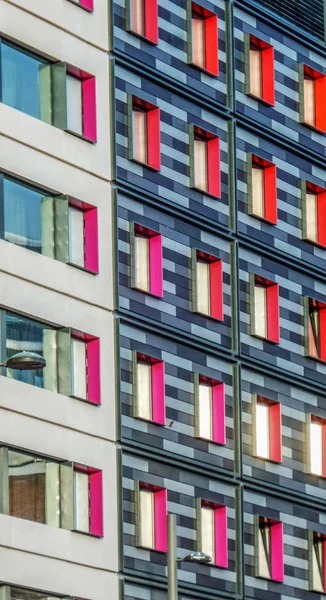 Hintergrund Mit Mehrfarbiger Fassade Eines Modernen Gebäudes — Stockfoto