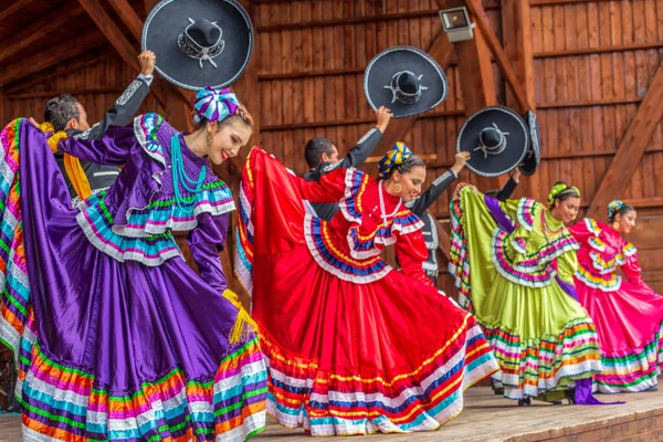 ティミショアラ ルーマニア 2018 現在の市庁舎で国際民俗祭 心の国際フェスティバル 主催の伝統的な衣装でメキシコからダンサーのグループ — ストック写真