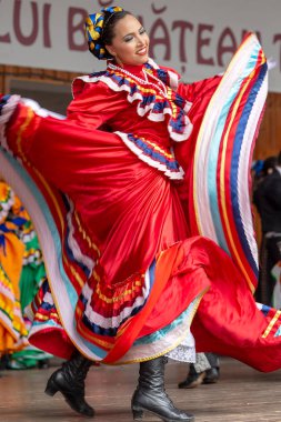 Timisoara, Romanya - 8 Temmuz 2018: Meksika'dan kadın dansçı geleneksel kostüm 