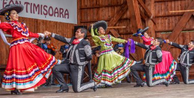 Timisoara, Romanya - 8 Temmuz 2018: Grup geleneksel kostüm 