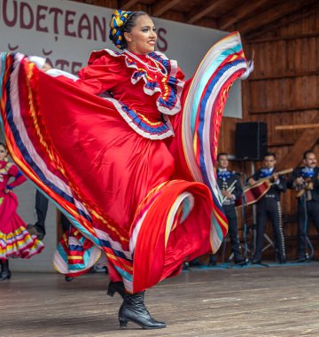 Timisoara, Romanya - 8 Temmuz 2018: Meksika'dan kadın dansçı geleneksel kostüm 