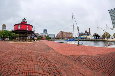 Baltimore, Amerika Birleşik Devletleri - 8 Eylül 2018: Waterfront Promenade, Inner Harbor yedi ayak Knoll fener, 1856 yılında ilk yaktı ve Maryland en eski screwpile feneri ile.