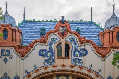 Subotica, Sırbistan, Vojvodina - 28 Nisan 2018: Detay ev mimar Ferenc Raichle (Raichle Sarayı) Macar Art Nouveau tarzında. Bu 1904 yılında inşa edilmiş ve şimdi bir modern sanat galerisi.