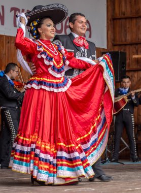 Timisoara, Romanya - 8 Temmuz 2018: Meksika dansçılar geleneksel kostüm, Uluslararası Halk Festivali, mevcut 