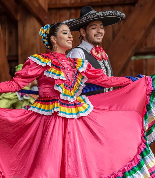 ティミショアラ ルーマニア 2018 メキシコ ダンサー市庁舎ティミショアラ国際民俗音楽祭に出席 伝統的な衣装に 心の国際フェスティバル — ストック写真