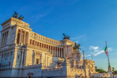Rome, İtalya - 30 Mayıs 2017: Anıt Nazional Vittorio Emanuele II ilk Birleşik İtalya kralı onuruna inşa. Günbatımı ışık.