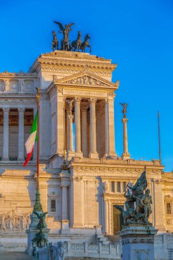 Rome, İtalya - 30 Mayıs 2017: Anıt Nazional Vittorio Emanuele II ilk Birleşik İtalya kralı onuruna inşa. Günbatımı ışık.