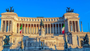 Rome, İtalya - 30 Mayıs 2017: Anıt Nazional Vittorio Emanuele II ilk Birleşik İtalya kralı onuruna inşa. Günbatımı ışık.