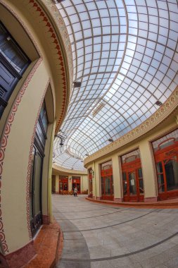 Oradea, Romanya - 27 Ocak 2018: The Black Eagle Palace ve cam kaplı geçiş, şehrin bir işareti. 1907-1908 Marcell Komor ve mimarlar tarafından Odso Jakob, ayrılma tarzı arasında inşa.