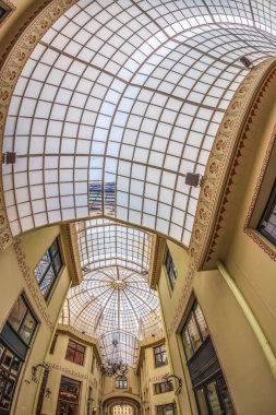 Oradea, Romanya - 27 Ocak 2018: The Black Eagle Palace ve cam kaplı geçiş, şehrin bir işareti. 1907-1908 Marcell Komor ve mimarlar tarafından Odso Jakob, ayrılma tarzı arasında inşa.