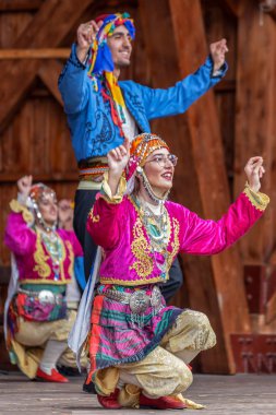 Romanya, Timisoara - 8 Temmuz 2018: Türkiye'de geleneksel kostüm, gelen dansçılar Uluslararası Halk Festivali, mevcut 