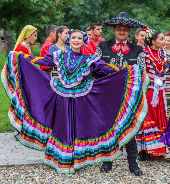 ティミショアラ ルーマニア 2018 現在の市庁舎で国際民俗祭 心の国際フェスティバル 主催の伝統的な衣装でメキシコからダンサーのグループ — ストック写真