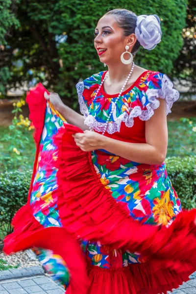 罗马尼亚 蒂米什瓦拉 2017年7月6日 来自波多黎各的女舞蹈演员身着传统服装 出席市政厅举办的国际民间节日 国际心节 — 图库照片