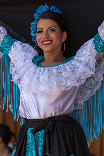 Rumänien Timisoara Juli 2016 Tänzerin Aus Kolumbien Traditioneller Tracht Anwesend — Stockfoto